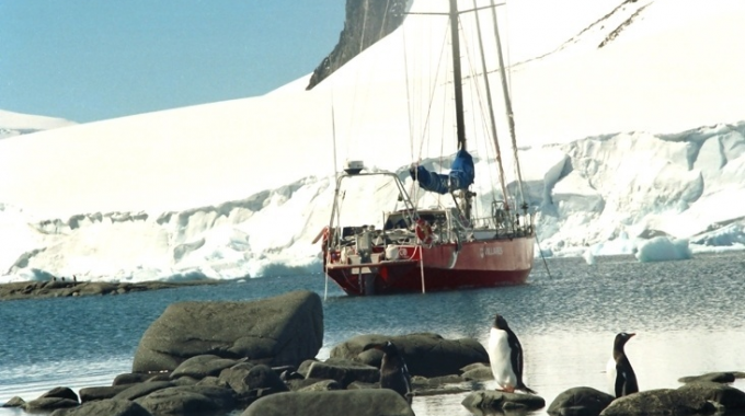 Exposição celebra 30 anos de travessia de Amyr Klink e exibe barco a remo